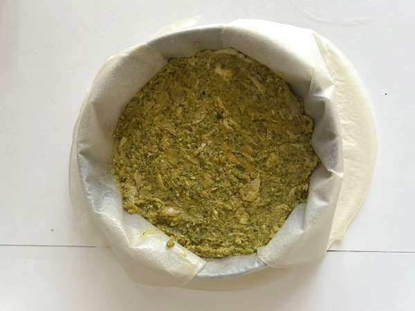 Perinteinen marokkolainen leivonnainen, jossa on tiilitaikinaa, kanaa ja mausteita. - Valmistelu askel 12