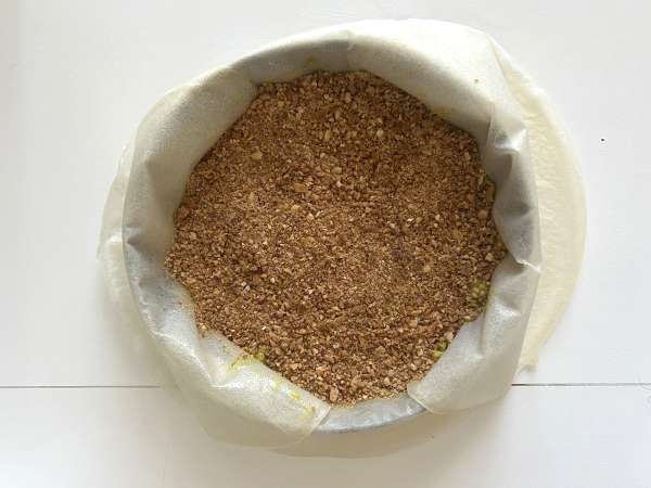 Perinteinen marokkolainen leivonnainen, jossa on tiilitaikinaa, kanaa ja mausteita. - Valmistelu askel 13