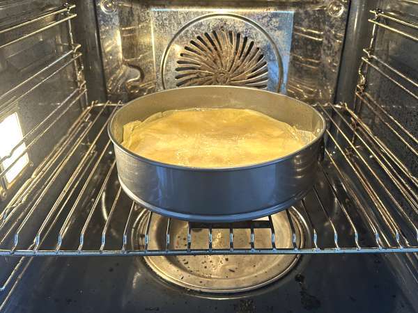 Perinteinen marokkolainen leivonnainen, jossa on tiilitaikinaa, kanaa ja mausteita. - Valmistelu askel 15