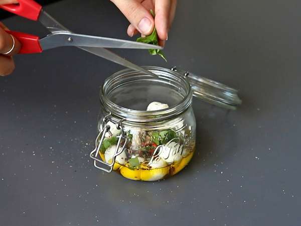 Marinoidut mozzarellapallot aperitiiviksi tai salaatiksi! - Valmistelu askel 2