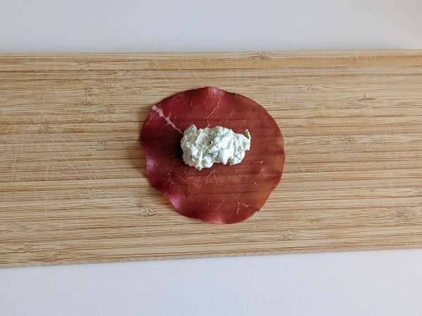 Tortelloni di bresaola täytettynä rucolalla ja ricottajuustolla: maukasta ja valmista 10 minuutissa! - Valmistelu askel 4