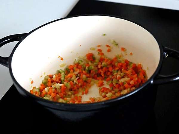 Kotitekoinen bolognese-kastike - ragù alla bolognese (ragù alla bolognese) - Valmistelu askel 2