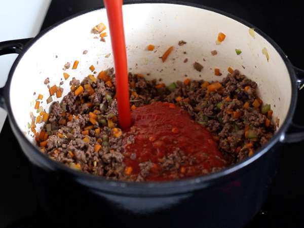 Pasta bolognese-kastikkeella - tagliatelle al ragù alla bolognese (tagliatelle al ragù alla bolognese) - Valmistelu askel 4