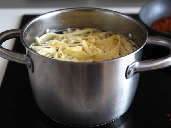 Pasta bolognese-kastikkeella - tagliatelle al ragù alla bolognese (tagliatelle al ragù alla bolognese) - Valmistelu askel 7