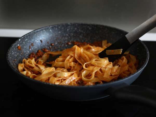 Pasta bolognese-kastikkeella - tagliatelle al ragù alla bolognese (tagliatelle al ragù alla bolognese) - Valmistelu askel 8