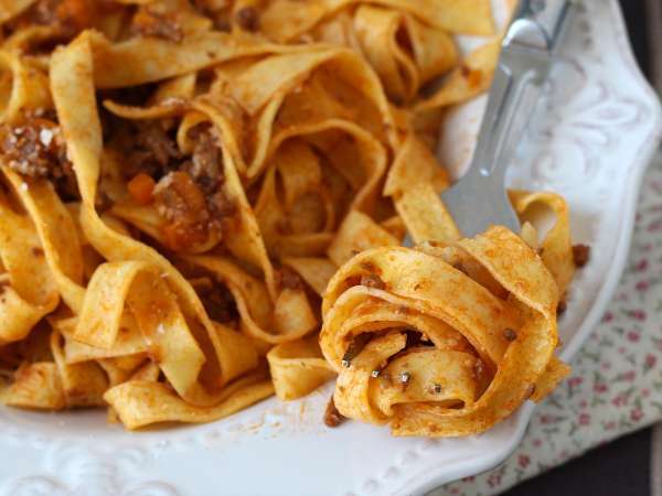 Pasta bolognese-kastikkeella - tagliatelle al ragù alla bolognese (tagliatelle al ragù alla bolognese) - Valmistelu askel 9