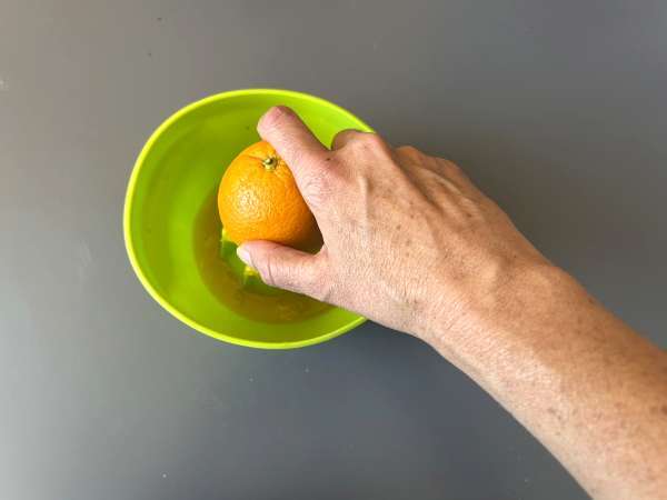 Agua de Valencia, cavaa ja appelsiinia sisältävä välimerellinen cocktail, jonka voit valmistaa kotona. - Valmistelu askel 1