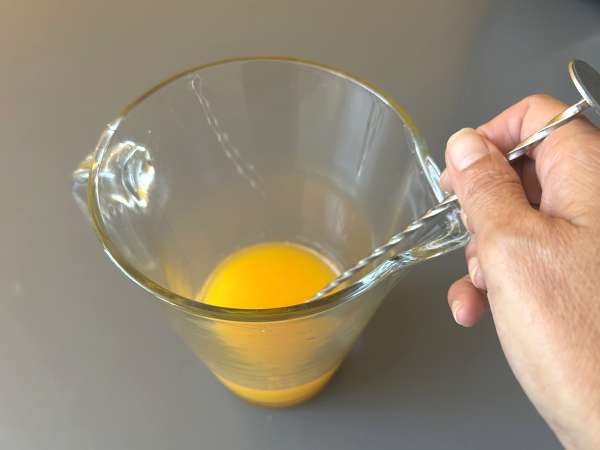Agua de Valencia, cavaa ja appelsiinia sisältävä välimerellinen cocktail, jonka voit valmistaa kotona. - Valmistelu askel 3