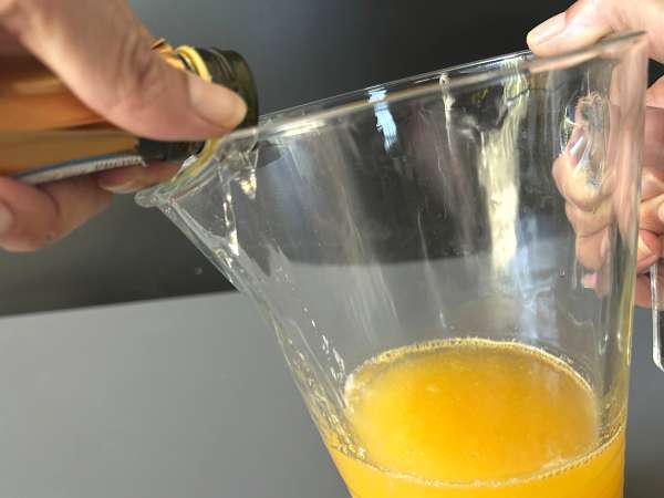 Agua de Valencia, cavaa ja appelsiinia sisältävä välimerellinen cocktail, jonka voit valmistaa kotona. - Valmistelu askel 4