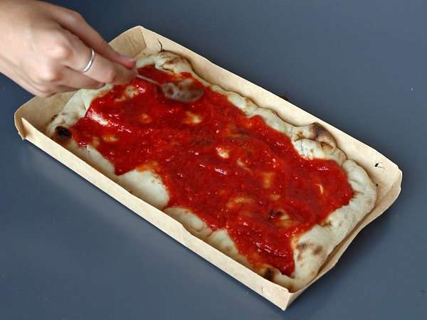 Täyteläinen raakatomaattikastike, joka sopii erinomaisesti pizzan tai pinsan täytteeksi. - Valmistelu askel 6
