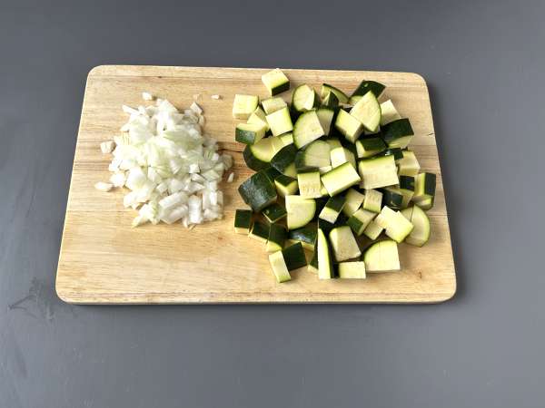 Kesäkurpitsakermakeitto vihreällä omenalla ja jogurtilla valmis 30 minuutissa - Valmistelu askel 1