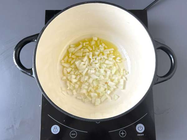 Kesäkurpitsakermakeitto vihreällä omenalla ja jogurtilla valmis 30 minuutissa - Valmistelu askel 2