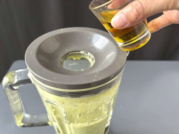 Kesäkurpitsakermakeitto vihreällä omenalla ja jogurtilla valmis 30 minuutissa - Valmistelu askel 6