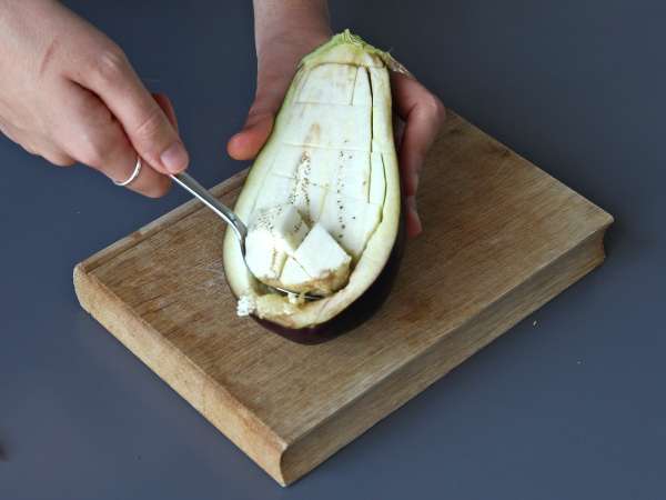 Täytetyt munakoisot mozzarellan kanssa gratinoituna - Valmistelu askel 1