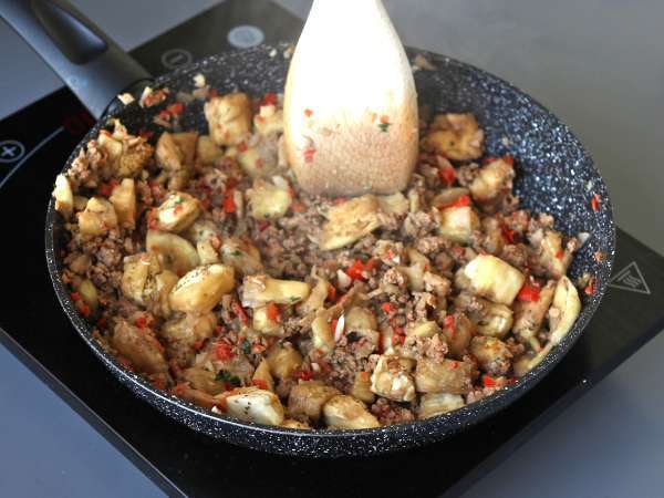 Täytetyt munakoisot mozzarellan kanssa gratinoituna - Valmistelu askel 6
