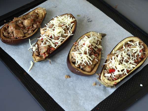Täytetyt munakoisot mozzarellan kanssa gratinoituna - Valmistelu askel 7