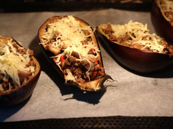 Täytetyt munakoisot mozzarellan kanssa gratinoituna - Valmistelu askel 8
