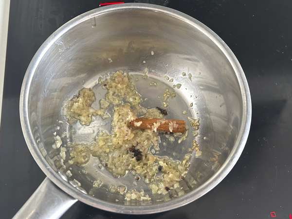 Kotitekoinen mango chutney: makea ja hapan intialainen mauste, joka sopii kaiken kanssa. - Valmistelu askel 3
