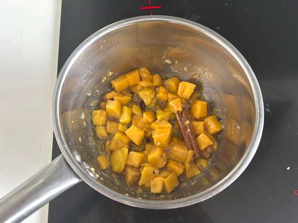 Kotitekoinen mango chutney: makea ja hapan intialainen mauste, joka sopii kaiken kanssa. - Valmistelu askel 4