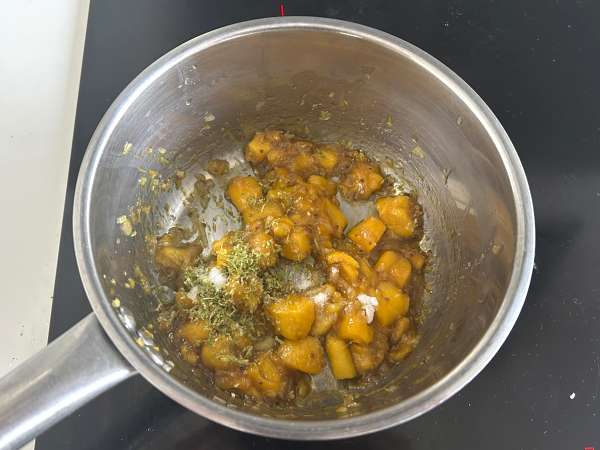 Kotitekoinen mango chutney: makea ja hapan intialainen mauste, joka sopii kaiken kanssa. - Valmistelu askel 5