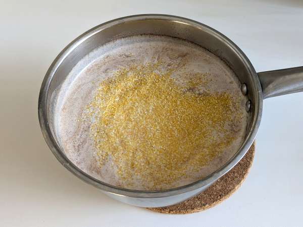 Täydellinen kermainen polenta: helppo resepti pehmeään ja maukkaaseen ruokaan - Valmistelu askel 2