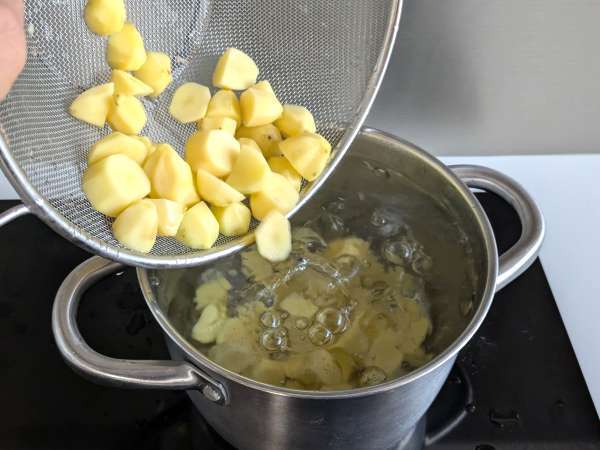 Kermaiset uuniperunat: helppo lisuke, joka tekee kaikki hulluksi! - Valmistelu askel 2