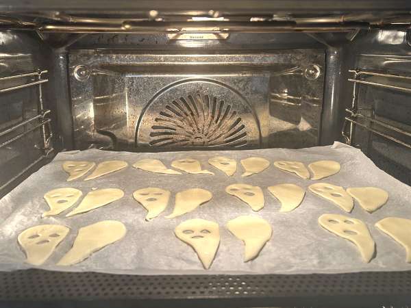 Kummituskeksit: helpoin ja hauskin Halloween-resepti lasten kanssa tehtäväksi - Valmistelu askel 4