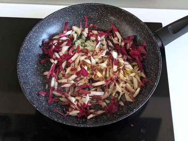 Kermainen pasta, jossa on radicchio, rapeaa pekonia ja saksanpähkinöitä: nopea ja vastustamaton resepti. - Valmistelu askel 2