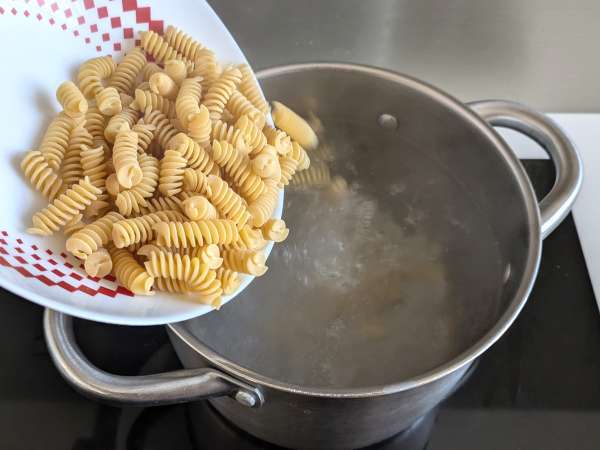 Kermainen pasta, jossa on radicchio, rapeaa pekonia ja saksanpähkinöitä: nopea ja vastustamaton resepti. - Valmistelu askel 3