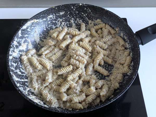 Kermainen pasta, jossa on radicchio, rapeaa pekonia ja saksanpähkinöitä: nopea ja vastustamaton resepti. - Valmistelu askel 6