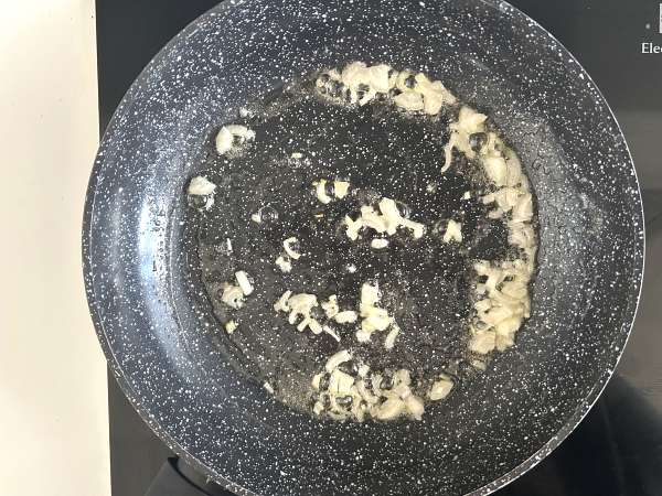 Kotitekoinen pippurikastike: kermainen, tuoksuva ja superhelppo! - Valmistelu askel 3