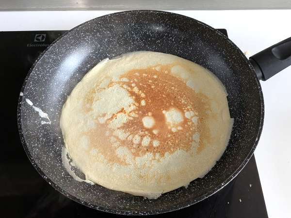 Ricottajuustolla ja sienillä täytetyt crepes: täydellinen kermainen kasvisresepti joka tilaisuuteen - Valmistelu askel 5