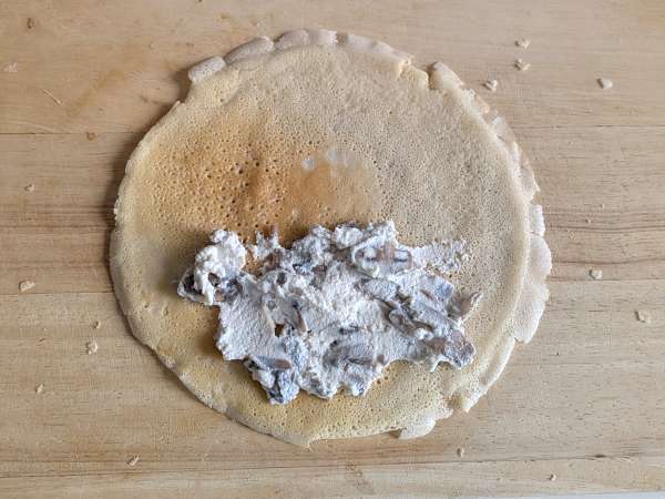 Ricottajuustolla ja sienillä täytetyt crepes: täydellinen kermainen kasvisresepti joka tilaisuuteen - Valmistelu askel 8