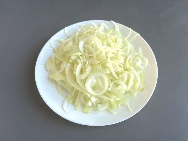 Sipuliconfit: yksinkertaista, tyylikästä ja täydellistä lihan ja juuston kanssa. - Valmistelu askel 1