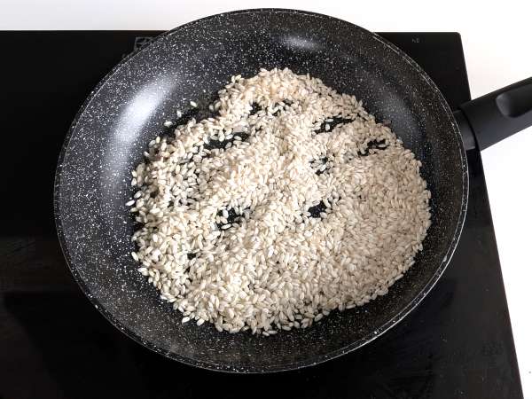 Lime ja vaaleanpunainen pippuririsotto: tyylikäs kasvisruokaresepti erityisiin illallisiin - Valmistelu askel 2