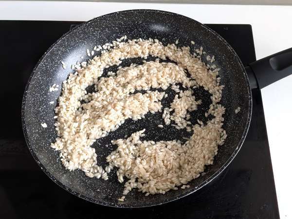 Lime ja vaaleanpunainen pippuririsotto: tyylikäs kasvisruokaresepti erityisiin illallisiin - Valmistelu askel 3