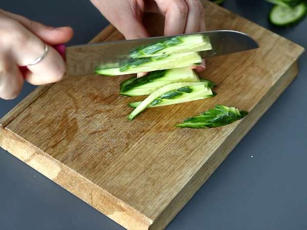 Värikäs salaatti, jossa on riisivermicelliä, katkarapuja ja mausteista maapähkinäkastiketta. - Valmistelu askel 1