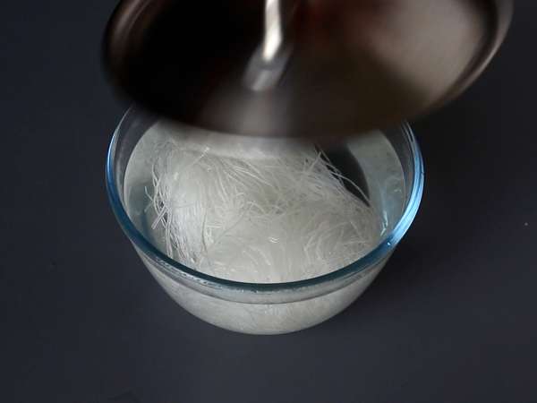 Värikäs salaatti, jossa on riisivermicelliä, katkarapuja ja mausteista maapähkinäkastiketta. - Valmistelu askel 2