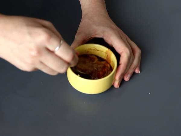 Värikäs salaatti, jossa on riisivermicelliä, katkarapuja ja mausteista maapähkinäkastiketta. - Valmistelu askel 3