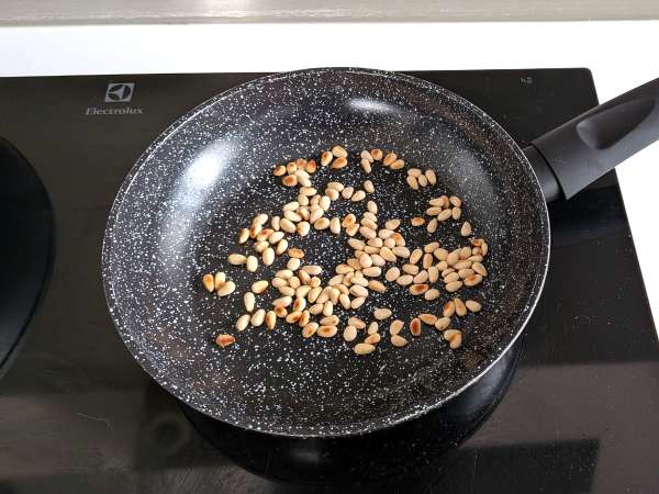 Spagetti kirsikkatomaattien ja pinjansiementen kanssa: kermainen ja tuoksuva resepti - Valmistelu askel 5