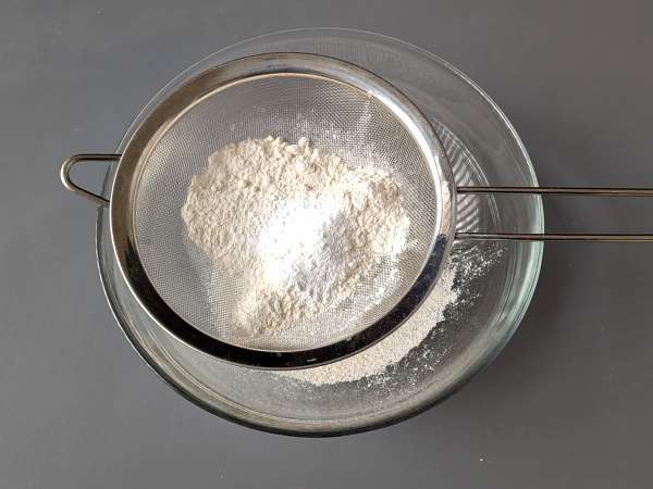 Torttu mansikkahillon kanssa: klassinen murotaikinaresepti (myös sydämet) - Valmistelu askel 1