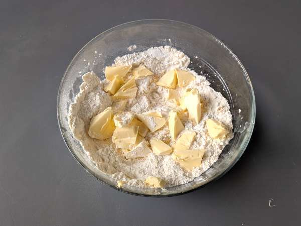 Torttu mansikkahillon kanssa: klassinen murotaikinaresepti (myös sydämet) - Valmistelu askel 2