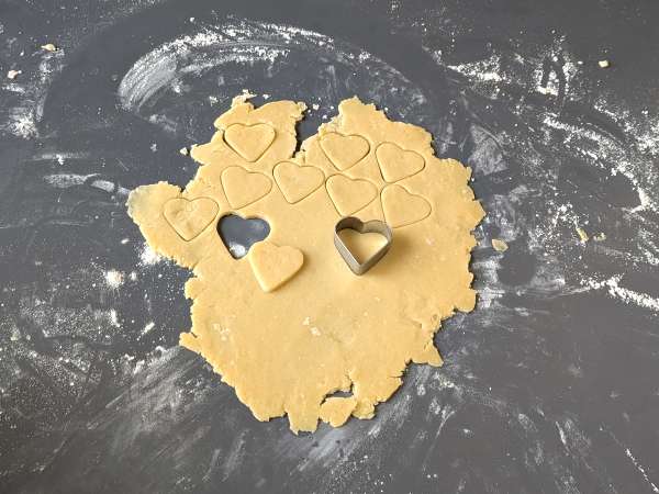 Torttu mansikkahillon kanssa: klassinen murotaikinaresepti (myös sydämet) - Valmistelu askel 6