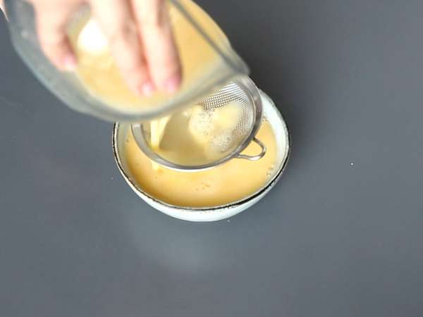 Kiinalaiset höyrytetyt kananmunat: kiinalainen resepti höyrytetyille silkkisille kananmunille, joissa on vain kaksi ainesosaa! - Valmistelu askel 2