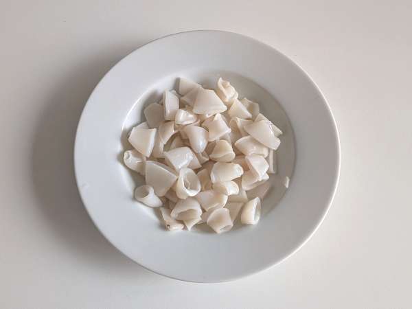 Pasta pakastetun kalmarin ja kirsikkatomaattien kanssa: yksinkertainen ja maukas resepti - Valmistelu askel 1