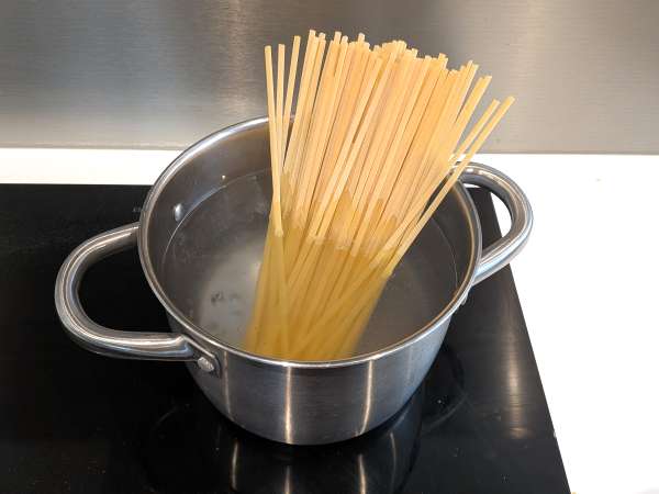 Pasta pakastetun kalmarin ja kirsikkatomaattien kanssa: yksinkertainen ja maukas resepti - Valmistelu askel 5