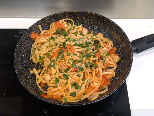 Pasta pakastetun kalmarin ja kirsikkatomaattien kanssa: yksinkertainen ja maukas resepti - Valmistelu askel 6