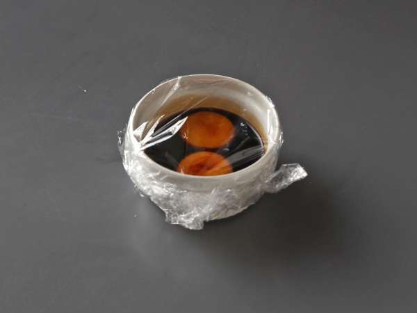 Onigiri, jossa on soijakastikkeeseen säilöttyä munankeltuaista - Valmistelu askel 1