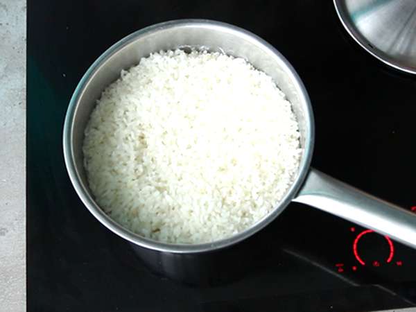 Onigiri, jossa on soijakastikkeeseen säilöttyä munankeltuaista - Valmistelu askel 3