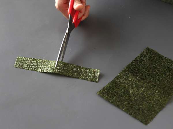 Onigiri, jossa on soijakastikkeeseen säilöttyä munankeltuaista - Valmistelu askel 4